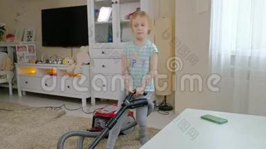 一个金发的小女孩用吸尘器清洁，带来秩序和清洁，帮助妈妈